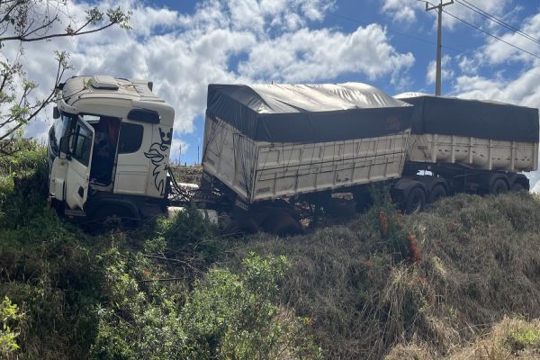 Condutor de bitrem sofre mal súbito e provoca colisão na BR-369 em Corbélia