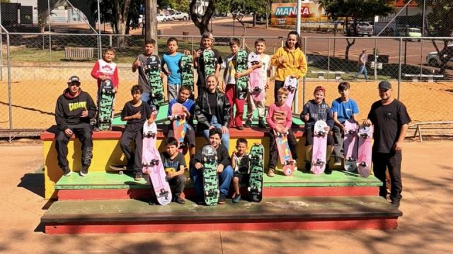 Projeto de Skate recebe 20 novos equipamentos para atender crianças em Corbélia